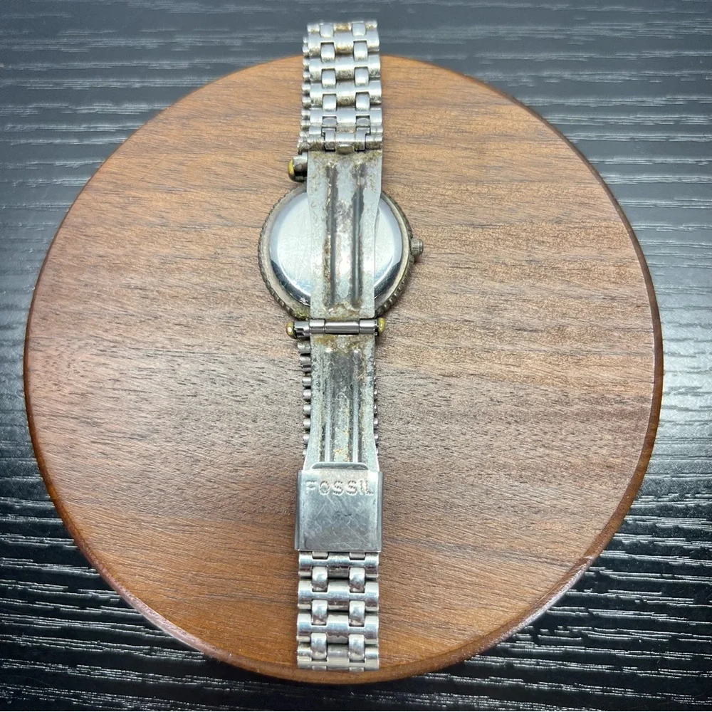 Vintage Fossil Watch Silver Toned White Face Roman Numeral Gold Colored Details‎